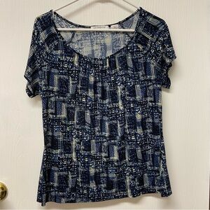 ☃️ Liz Claiborne PL blue and beige top. Super cute!